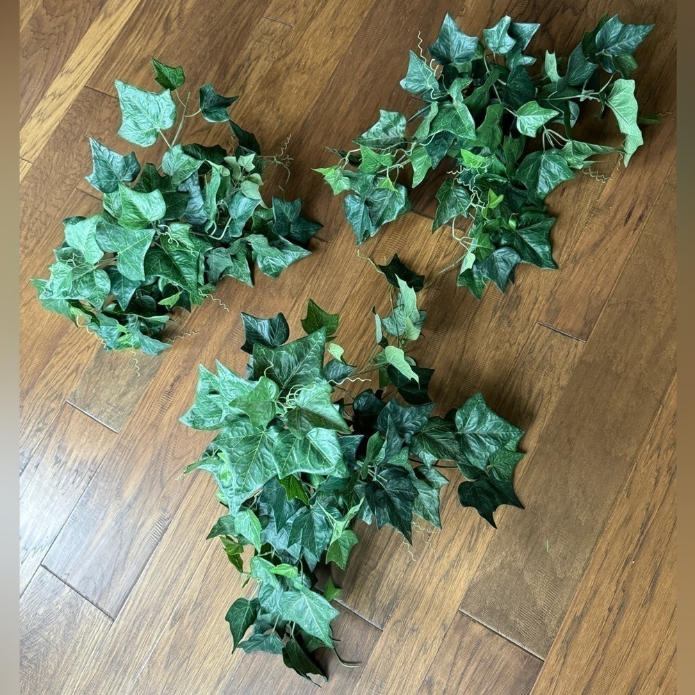 LIKE NEW~3-FULL BUNCHES~32” FAUX IVY~VERY NICE CONDITION~G2T
